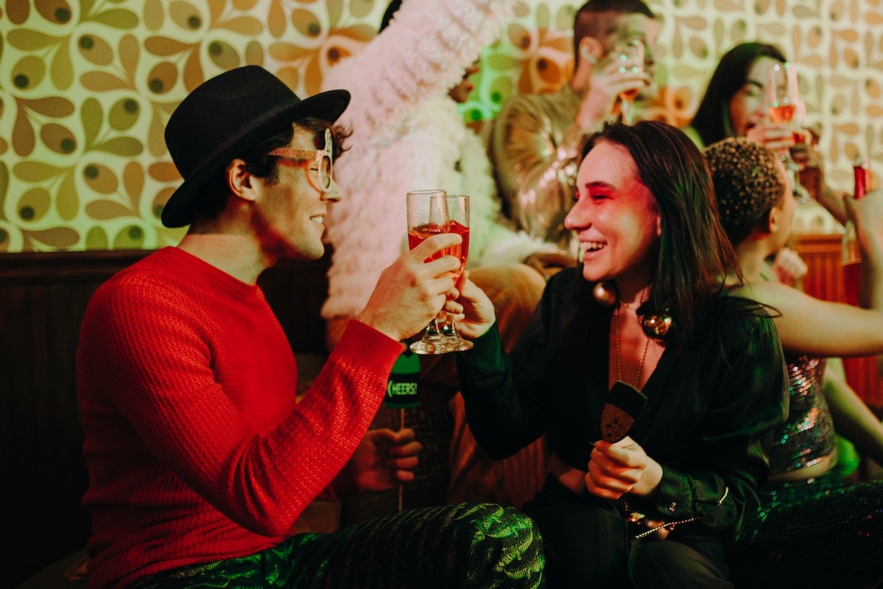 what to talk about with strangers at a party